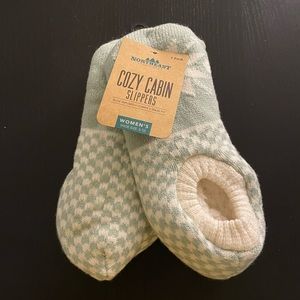 NWT Women's Non-Slip Fuzzy Snow Flake Socks, Mint Color (fits size 5-10)